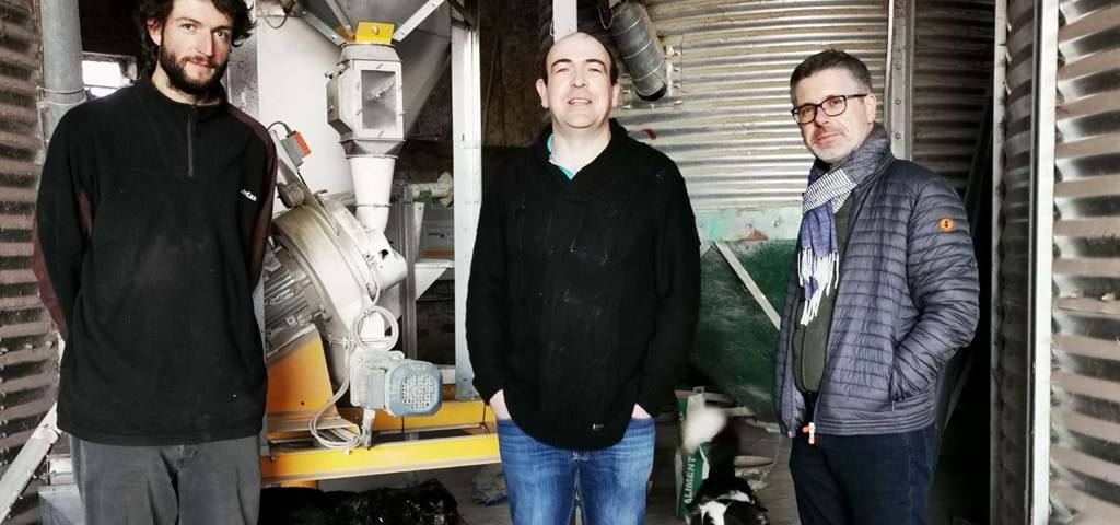 Le client, Sylvain LAGARRIGUE (Agritech Elevage) et Eric MANENC (SKIOLD) devant la FAF SKIOLD MV600 | Aveyron